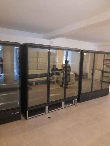 Vente et installation de vitrines murales dans un dans un magasin produits frais Plan de campagne